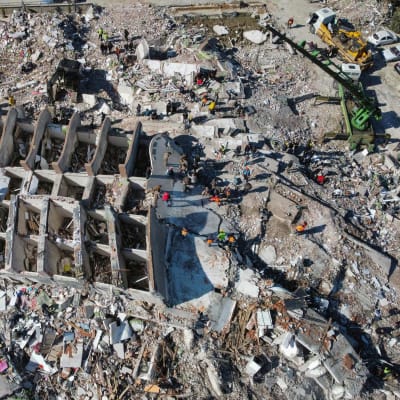 Ett flygfoto av ett förstört hus i Hatay i Turkiet. 