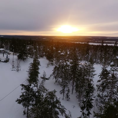 Ounasvaaran hiihtokeskus auringonnousussa.