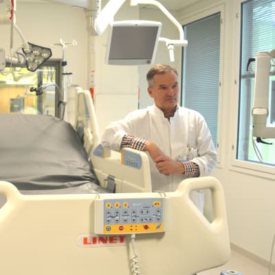 Nyrenoverade jourutrymmen på Jorvs sjukhus. Överläkare Jyrki Vuola förevisar brännskadecentret.