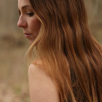 Profilbild av Nina Lassander som går med artistnamnet ANVA. 