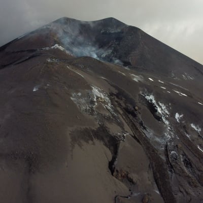 Vulkan med svart lava på ön La Palma