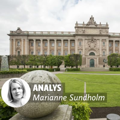 En stor pompös byggnad med en gräsmatta framför. På bilden finns ett litet foto av en kvinna och bredvid texten Analys Marianne Sundholm.