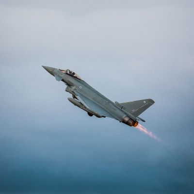 Britannian ilmavoimien Eurofighter Typhoon lentää jälkipoltin käynnissä.