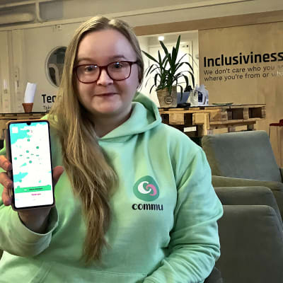 Karoliina Kauhanen näyttää yrityksensä applikaatiota