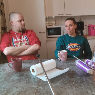 isä äiti ja lapsi pöydän ääressä