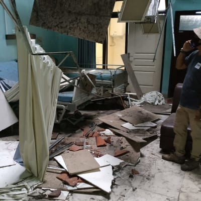 En jordbävning har orsakat skador i ett sjukhus i Blitar, östra Java
