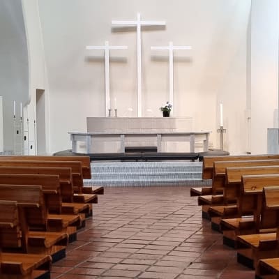 Kolmen ristin kirkon sisätila Vuoksenniskalla