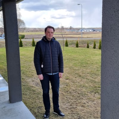 Pasi Riepponen kotipihallaan taustalla kaavailtu läjitysalue