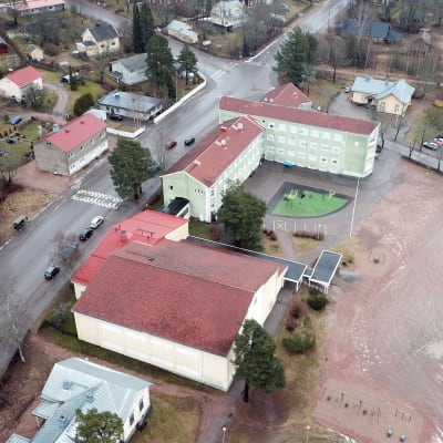 En flygbild av de finska skolorna i Karis.