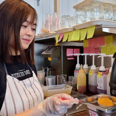 Kuplatee kahvila Tea 'n' Roll omistaja Amy Truong valmistaa kuplateetä