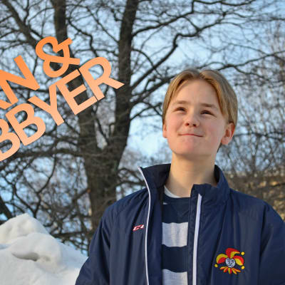 Roope Taponen står framför en snöhög.