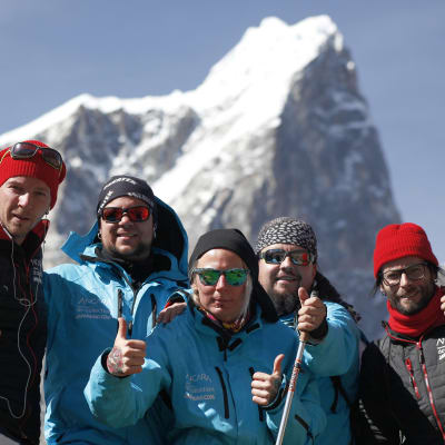 Rock-bändi Ancara Himalajalla peukut pystyssä