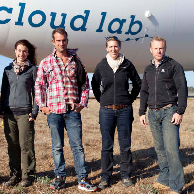 Ryhmä tiedemiehiä lentää Yhdysvaltojen halki ilma-alus Cloud Labilla tutkimaan ilmakehän ilmiöitä.
