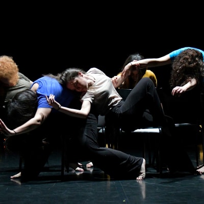 Viisi tanssijaa lavalla Angelin Preljocajin teoksessa. Kuva dokumentista Tanssien vapauteen.