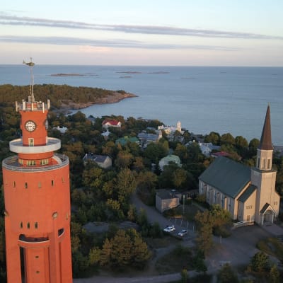 Vy över Hangö med vattentornet och kyrkan.