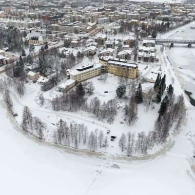 Rakennettavaksi kaavailtu Rovaniemen Sairaalanniemi ilmakuvassa.