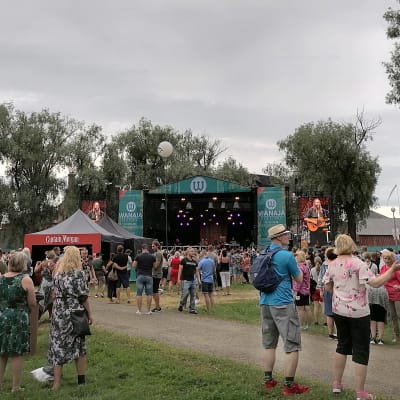 Wanaja Festivalin yleisöä Linnanpuistossa.