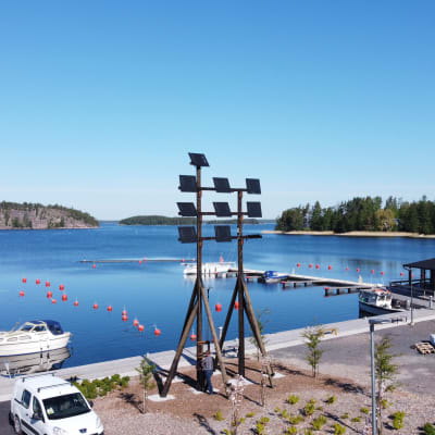 Bild på ett signaltorn i Bromarv hamn.