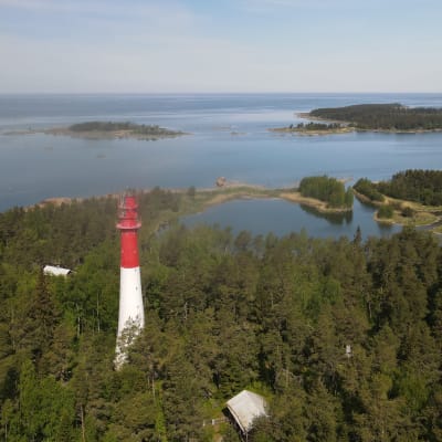 En fyr fotograferad med drönare.