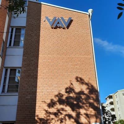 Gul tegelfasad där det högst upp står VAV.