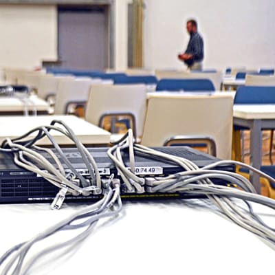 Kabelrouter i gymnastiksalen i Brändögymnasium.