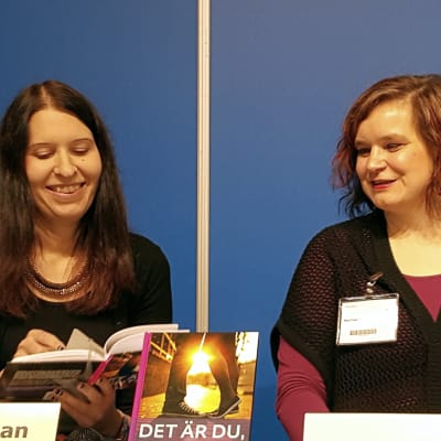 Nora Strömman och Mia Franck på bokmässan i helsingfors 2015, bild två.