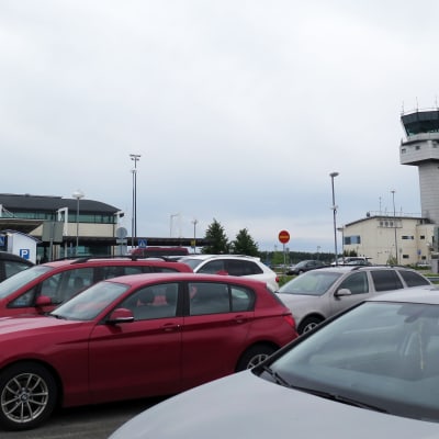 Autoja lentoaseman edessä olevalla parkkipaikalla.