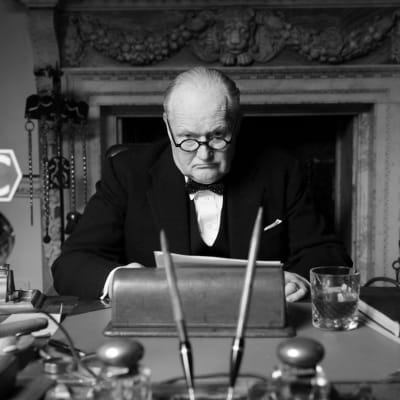 Kansallissankariksi 2. maailmansodan aikana noussut ja Britannian voittoon johtanut Churchill kärsi yllättävän ja murskaavan vaalitappion vuoden 1945 vaaleissa. 