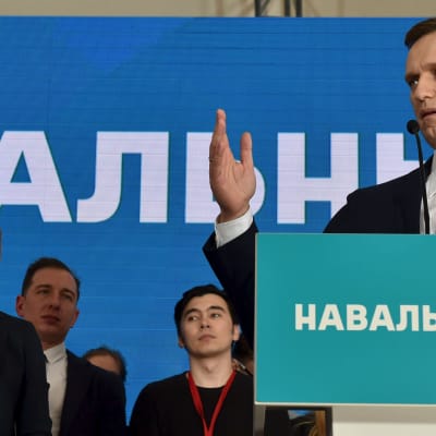 Aleksej Navalnyj håller tal inför sina anhängare på ett kampanjmöte i Moskva 24.12.2017.
