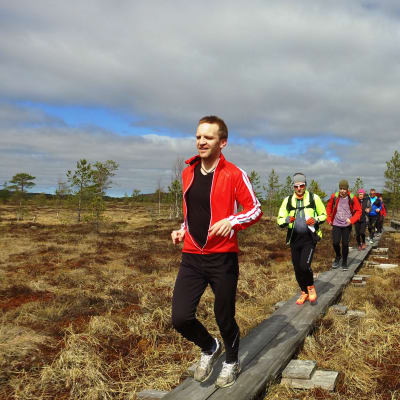Juoksijoita pitkospuilla Torronsuon kansallispuistossa
