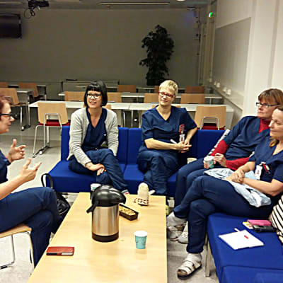 Helena Dahlström avslöjar hemligheter för Saara Meronen, Hilkka Palosaari, Pauliina Nieminen och Elina Lauas.