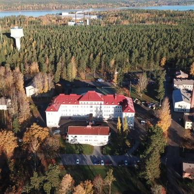 Raseborgs stadshus fotat från luften.