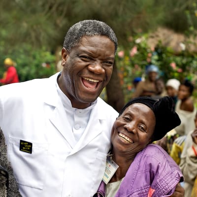 Thierry Michelin ja Colette Braeckmanin palkittu dokumentti Raiskattujen parantaja kertoo Nobel-palkitusta lääkäristä Denis Mukwegestä. 