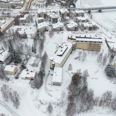 Sairaalanniemessä on tyhjäksi jäänyt ja osin suojeltu Rovaniemen terveyskeskus, jossa alunperin toimi Lapin keskussairaala.