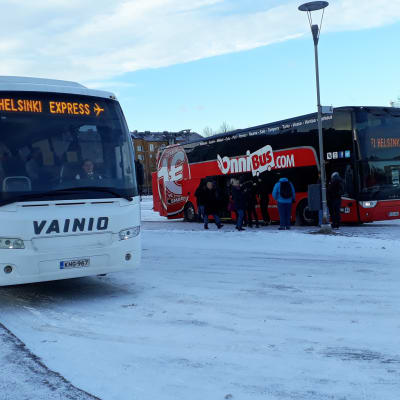 Linja-autoja Turun linja-autoasemalla.