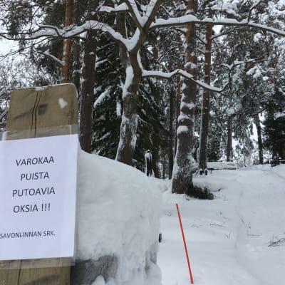 Varoituskyltti Talvisalon hautausmaalla