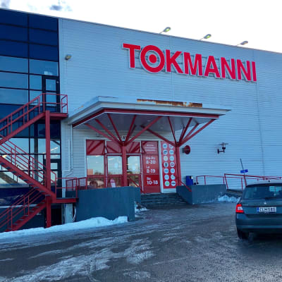 Kuusankosken Tokmanni-tavaratalo suljettiin keskiviikkona kattovaurioiden vuoksi
