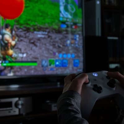 Lapsi pelaa Fortnite -peliä Xbox konsolilla