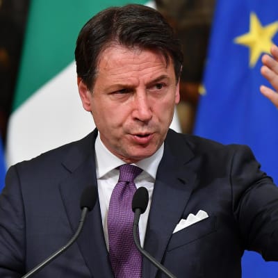 Italian pääministeri Giuseppe Conte uhkasi viime perjantaina erota tehtävästään, jos hallituspuolueet Lega ja Viiden tähden liike eivät hillitse keskinäistä riitelyään esimerkiksi suhteessa budjettivajeeseen.