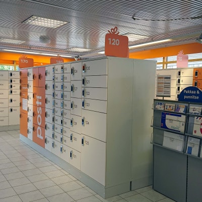 Smartpost-automaatteja Mikkelin Postin tiloissa.