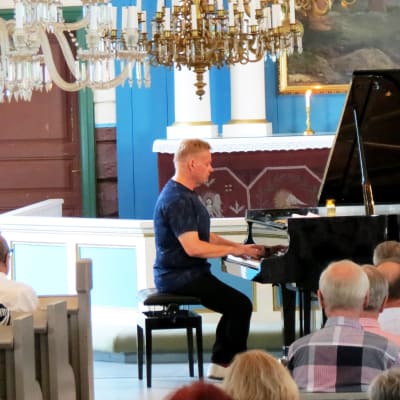 Pianisti Iiro Rantala esiintyy Lemin musiikkijuhlilla kirkossa.