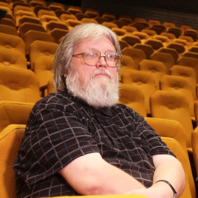 Mies istuu Työväen Teatterin katsomossa