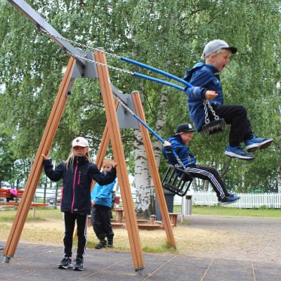 Lapsia keinumassa Joensuun Jokiaseman leikkipuistossa.