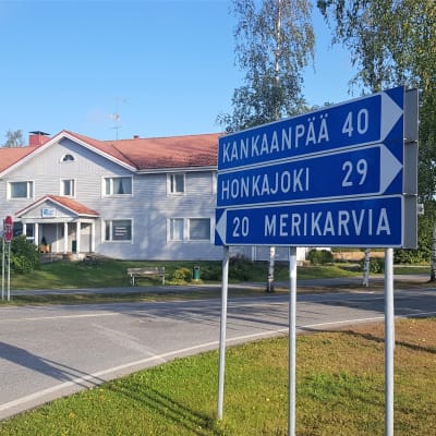 Siikaisten keskustaa ja tieviitta, jossa lukee Kankaanpää, Honkajoki ja Merikarvia.