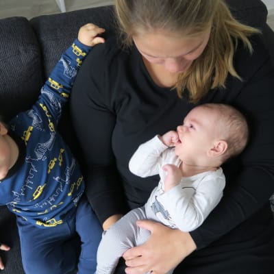 Iina Salmisen esikoinen Niila oli vauvana huomattavasti itkuisempi kuin pikkuveli Nuutti. 