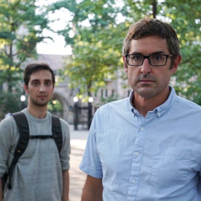 Toimittaja Louis Theroux ja raiskauksesta syytetty opiskelija Saif Khan seisovat rakennuksen edessä.