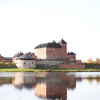 Hämeen keskiaikainen linna kuvastuu Vanajaveteen.