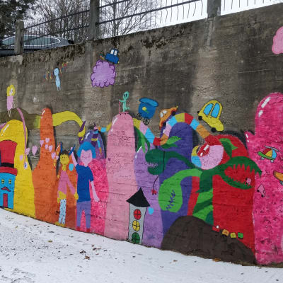 Seinämaalaus eli muraali Niiralan liikennepuistossa Kuopiossa.