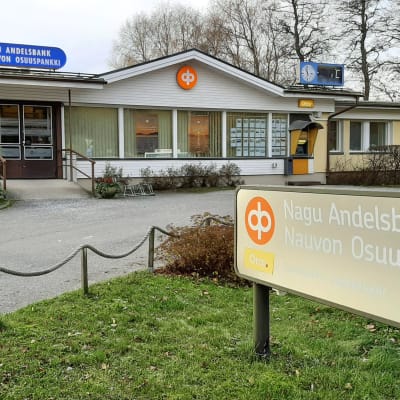 Nagu Andelsbank, en låg bankbyggnad i gult tegel, en höstdag då löven redan fallit från träden.
