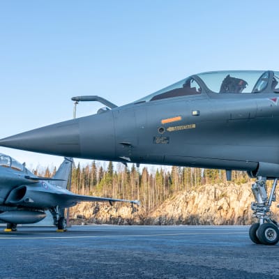 Kaksi  Dassault Rafale-hävittäjää Satakunnan lennoston kentällä Pirkkalassa.